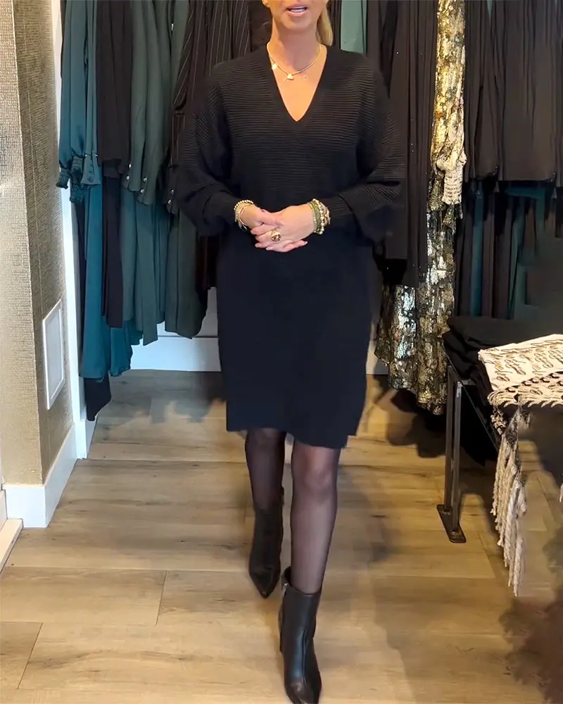 Einfarbiges Pulloverkleid mit V-Ausschnitt